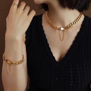 Beautiful Gold stainless steel thick buckle chain set.